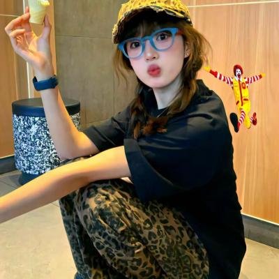 两对鸳鸯一张床